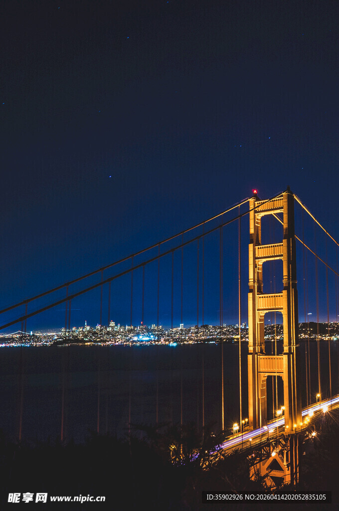 夜晚的金门大桥璀璨夺目