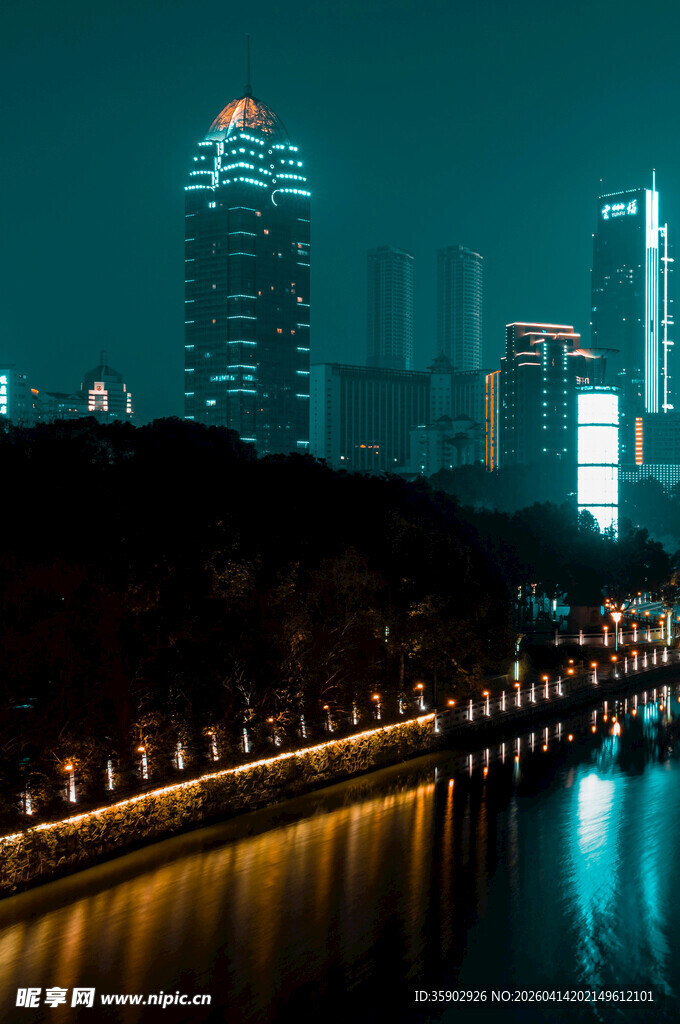 夜幕下的城市河畔风光