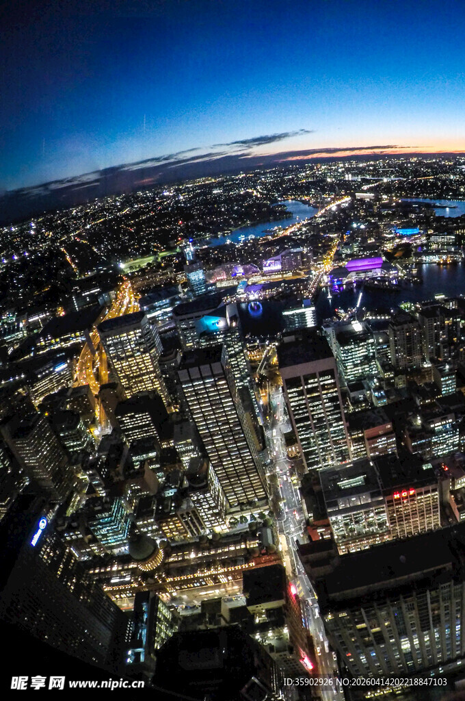 城市璀璨夜景俯瞰图