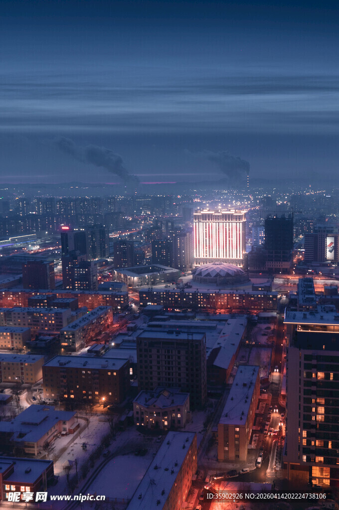 雪夜中的城市璀璨灯火