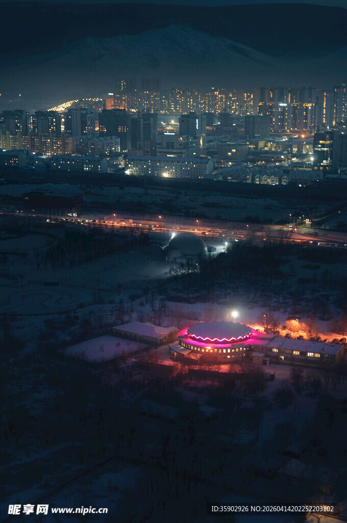 城市夜郊的璀璨灯光景象