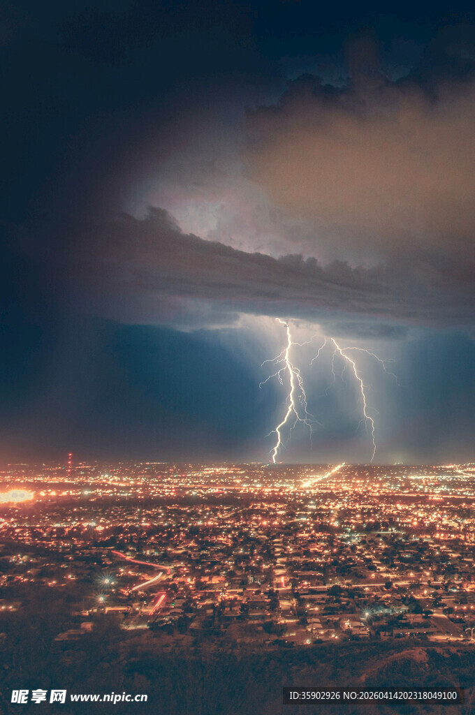 城市上空的闪电奇观
