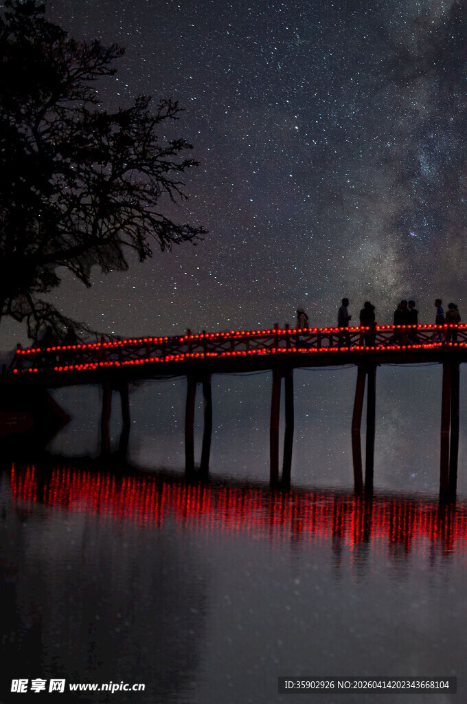夜晚桥上灯光与人影美景