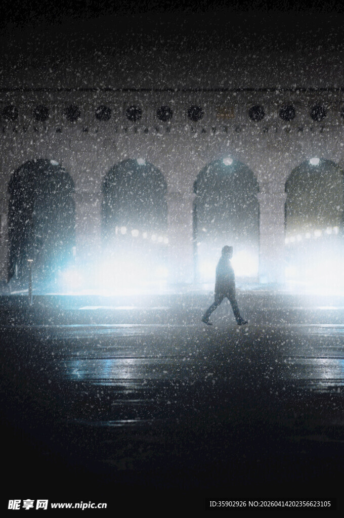 光影中独行者的神秘瞬间