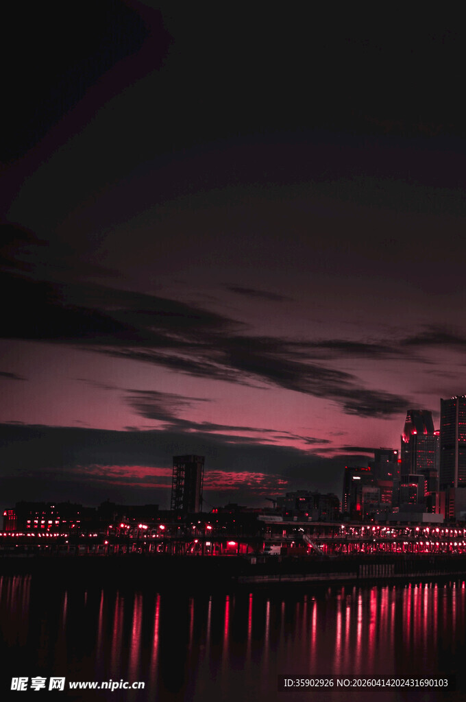 城市夜景下的绚烂水面