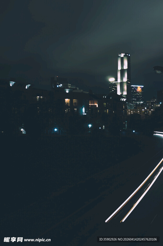 城市夜景中的道路与灯光