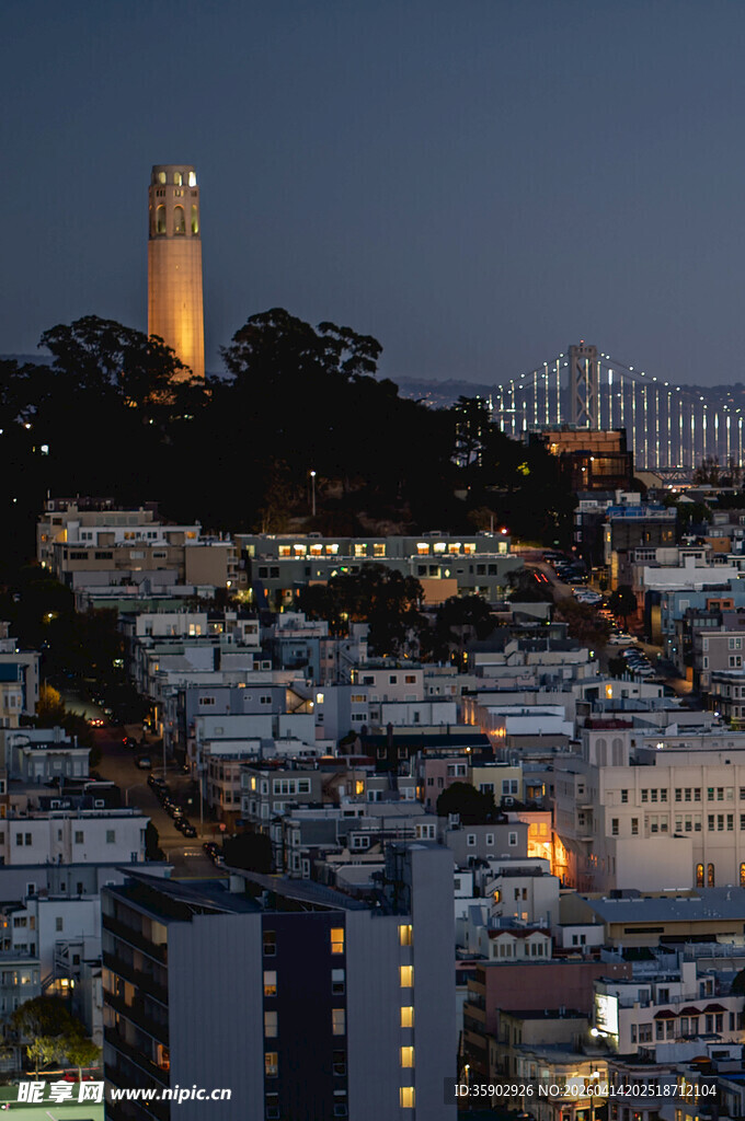 旧金山夜景中的标志性塔楼