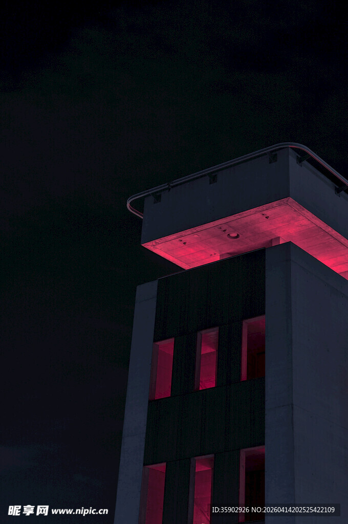 夜间红光照耀的独特建筑