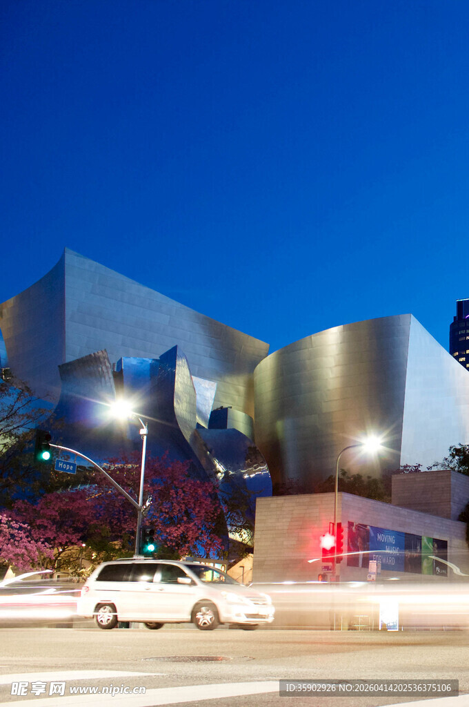 夜晚城市建筑前的车流