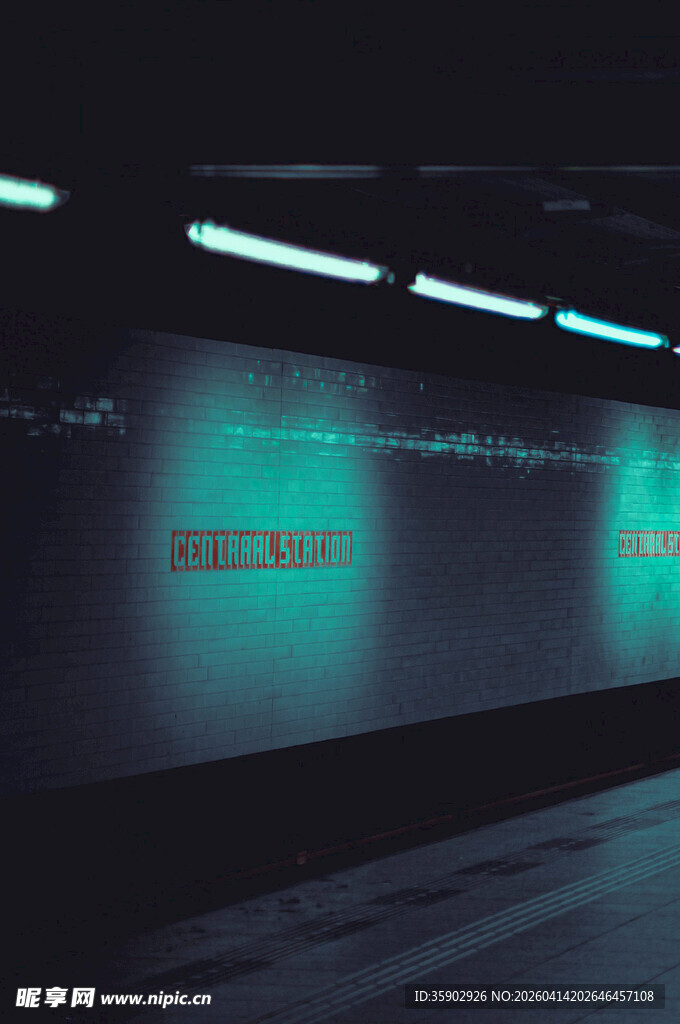 地下通道的发光文字标识