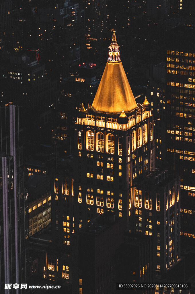 城市夜景中的璀璨摩天大楼