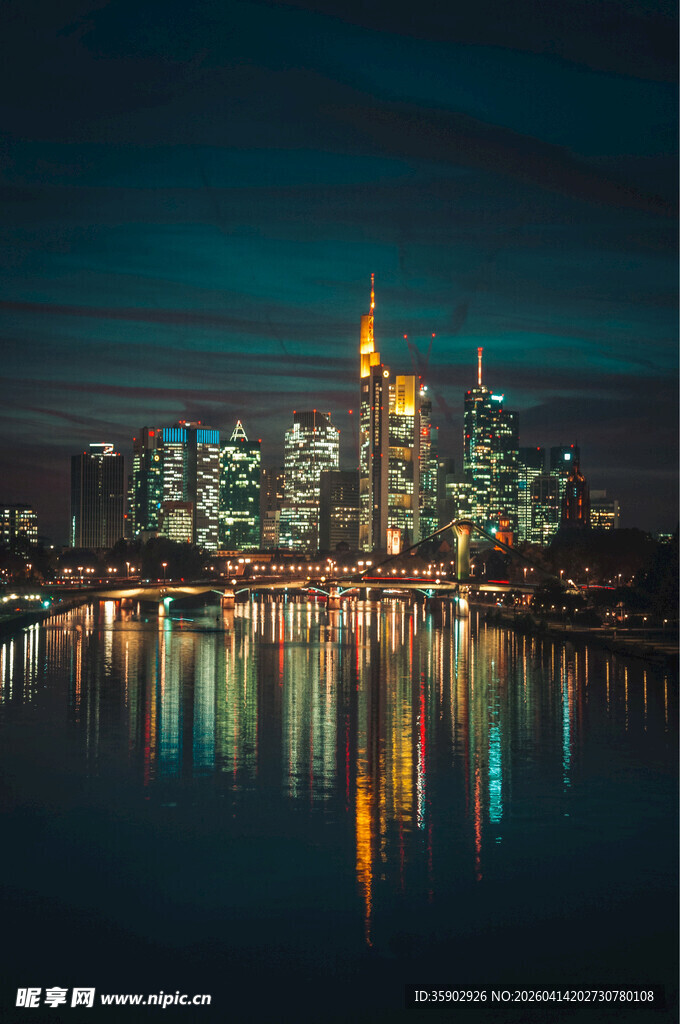 繁华都市夜景水面倒影