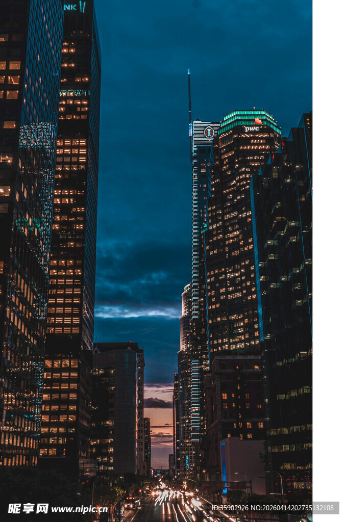 夜幕下的繁华都市景象