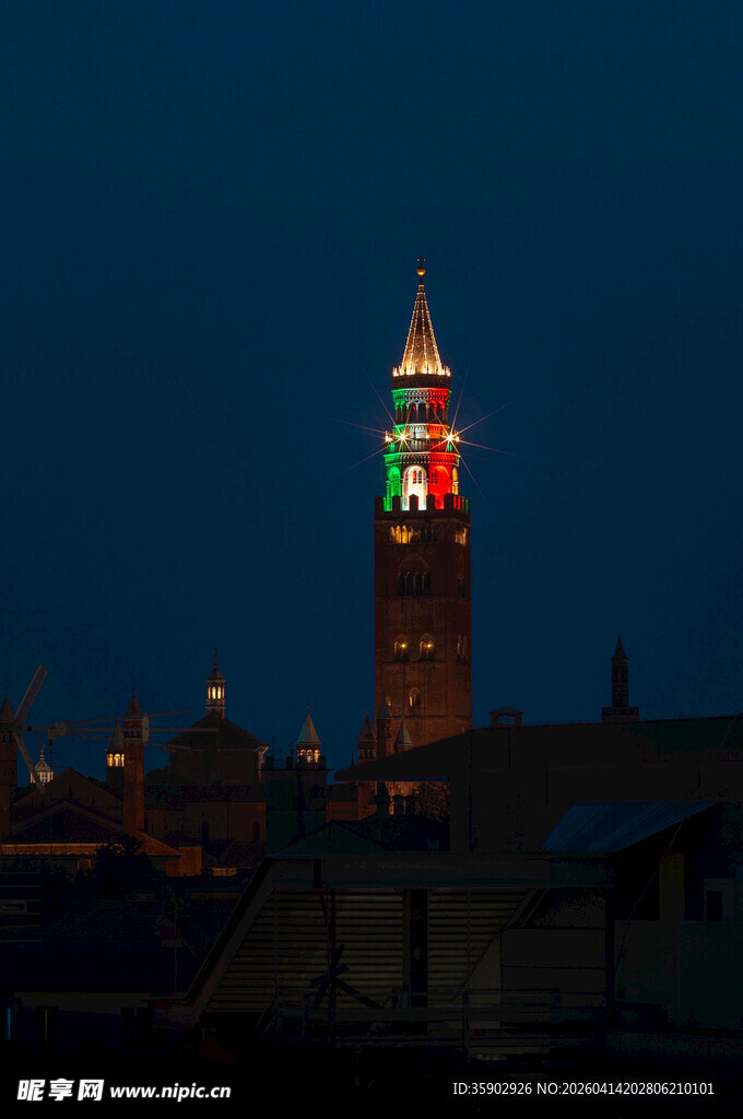 夜幕下的高耸钟楼
