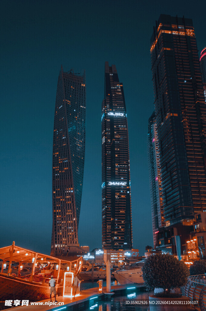 夜幕下的繁华城市景观