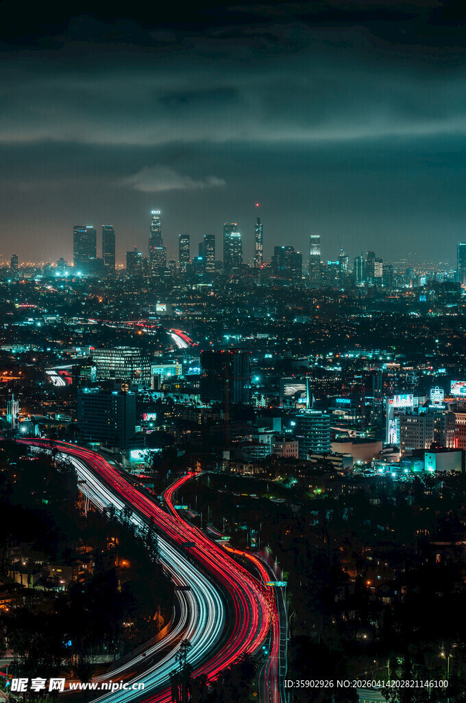 城市夜景中的公路车流