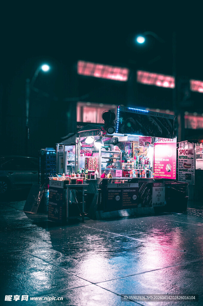 雨夜中的热闹街边小摊位