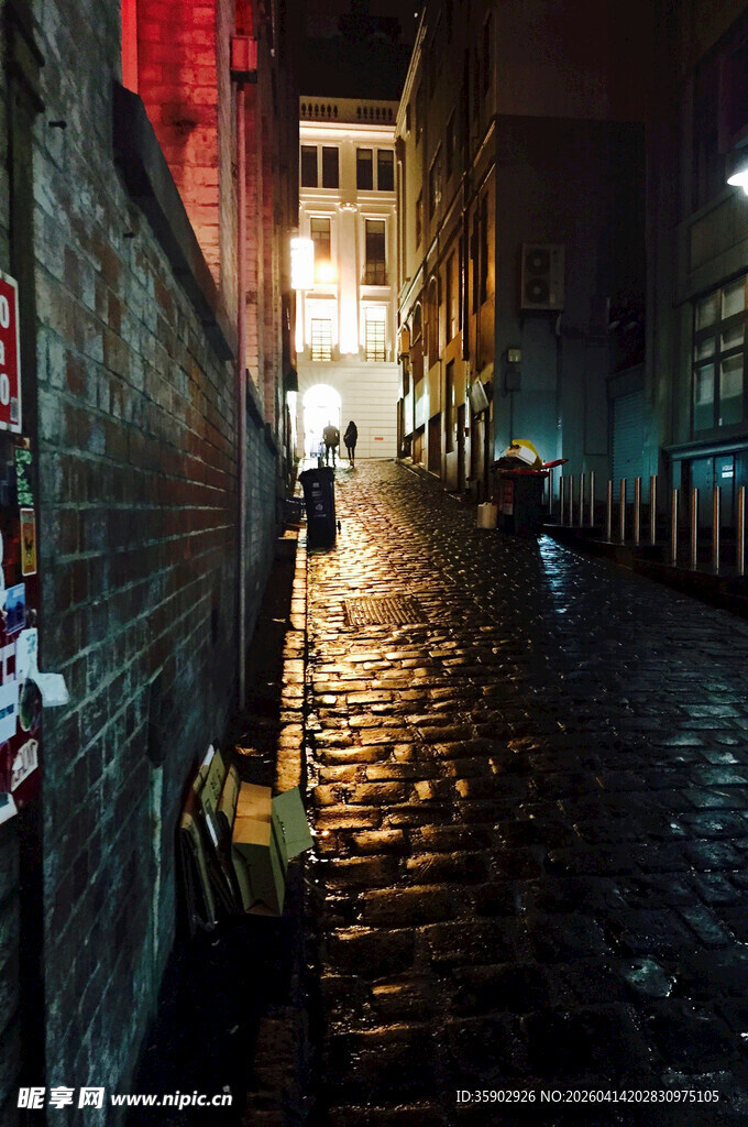 夜晚石板路的静谧小巷