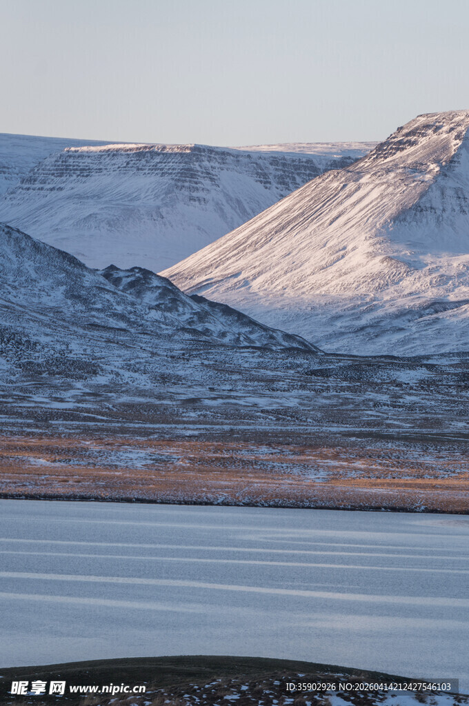 雪山下的宁静湖泊