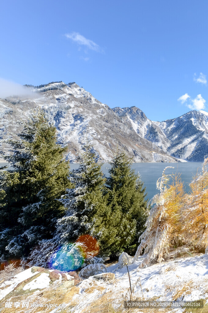 雪山湖畔的多彩露营风景