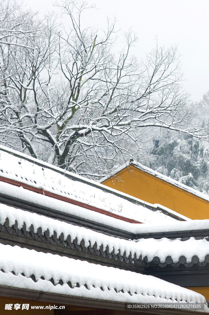 雪覆古建屋顶