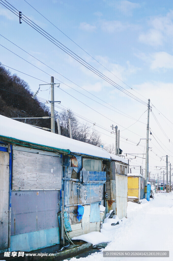 雪后乡村简易房屋景象
