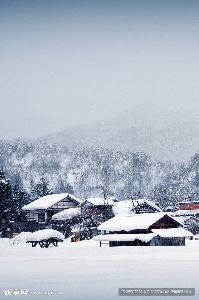 冬日雪景中的宁静村落