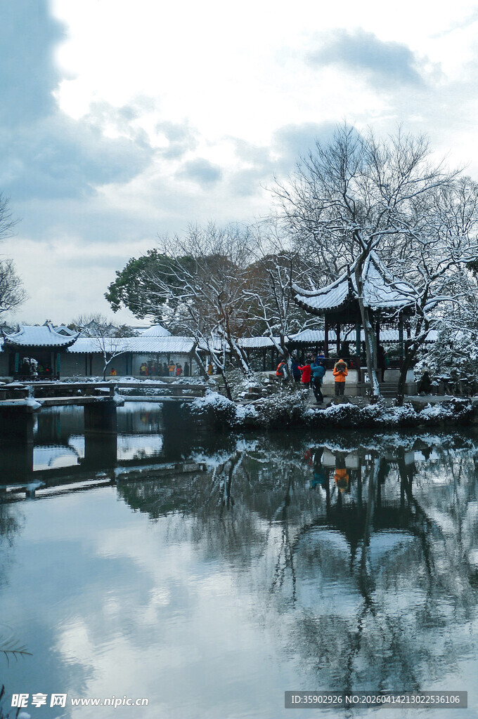 雪后古桥水乡静谧景致