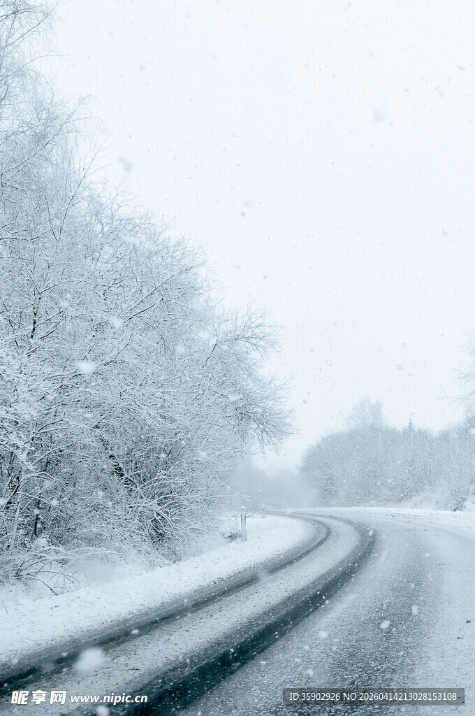 雪天蜿蜒的积雪道路