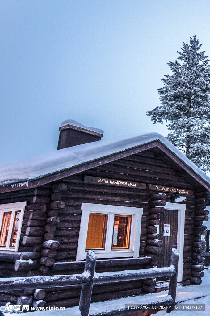 雪覆木屋冬日静谧景象