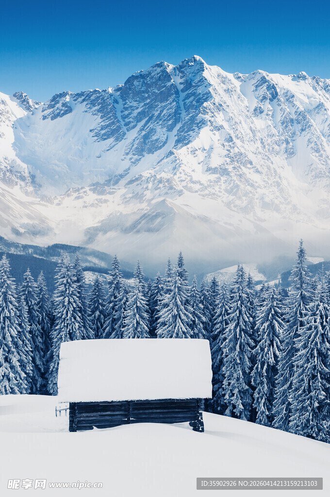 雪山下的静谧小屋