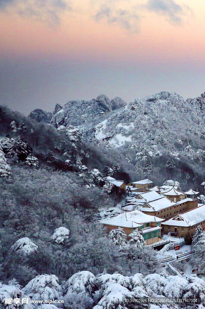 雪覆山峦中的古朴村落