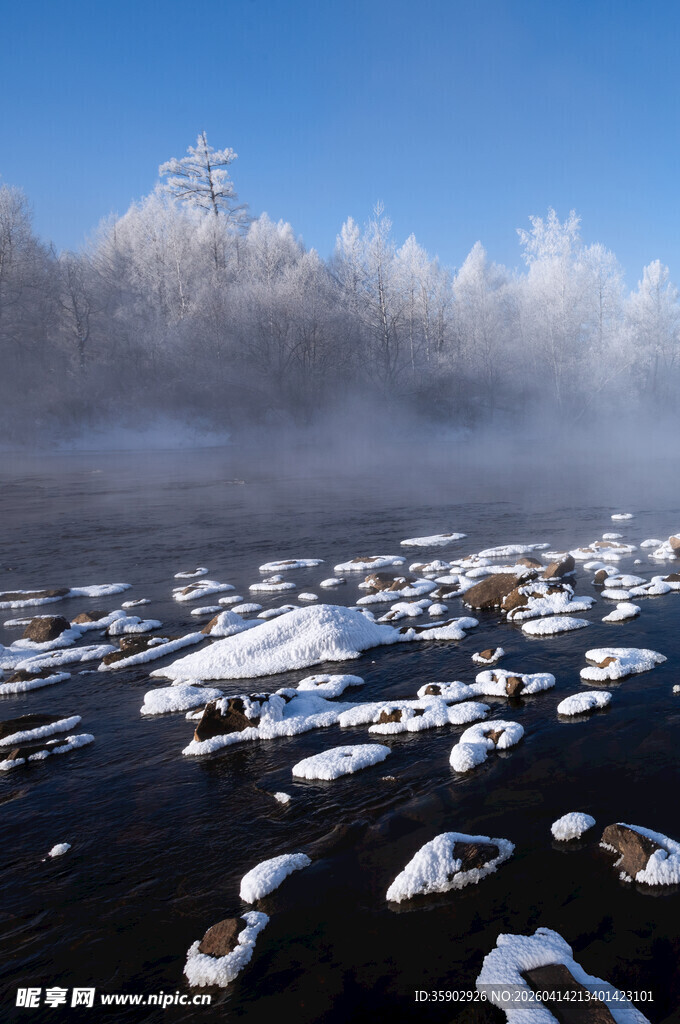 冬日河畔雪景