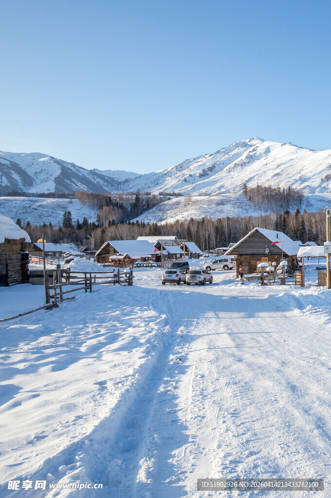 冬日雪景中的宁静小镇