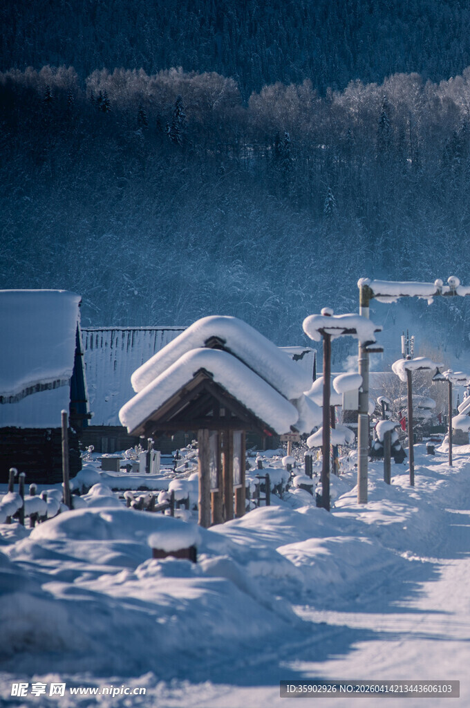 雪覆村庄的静谧冬日景象