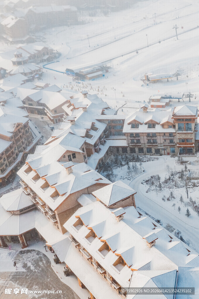 雪覆建筑群景观