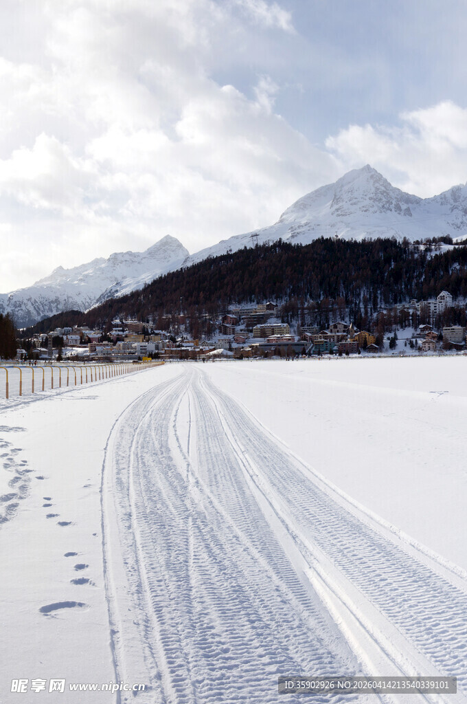 冬日雪路远山雪景如画