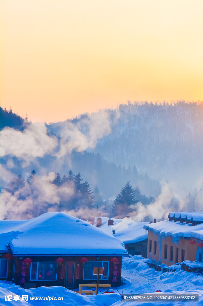 雪覆山村美景
