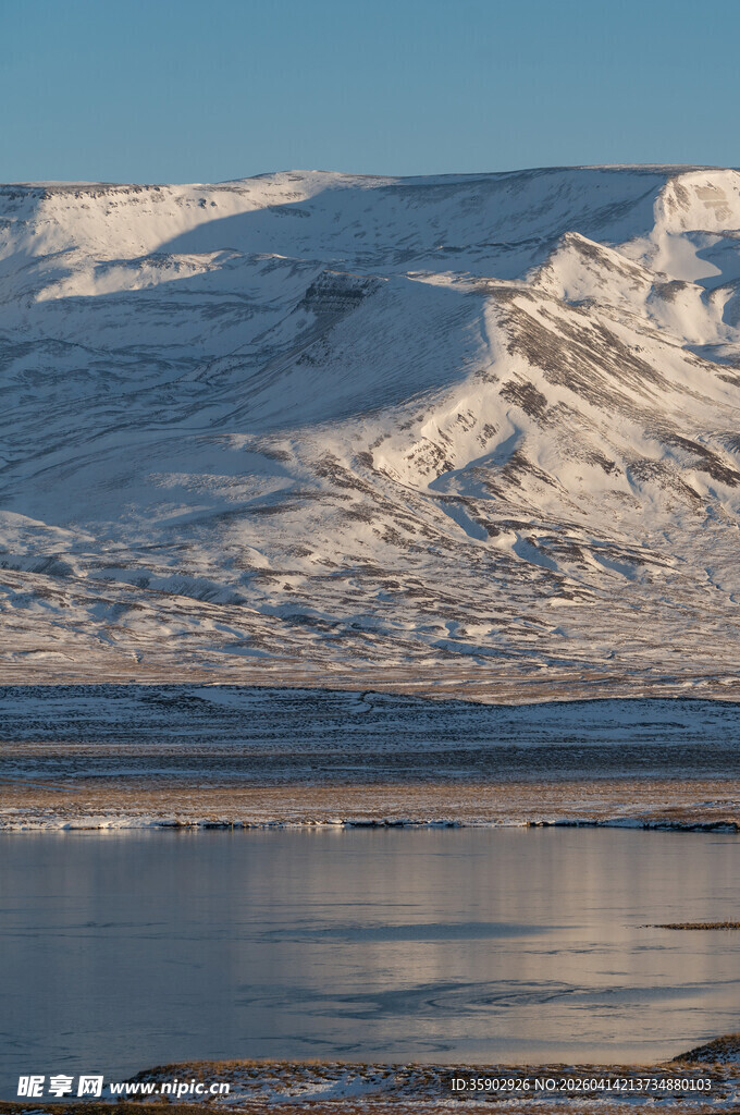 雪山下的静谧水域