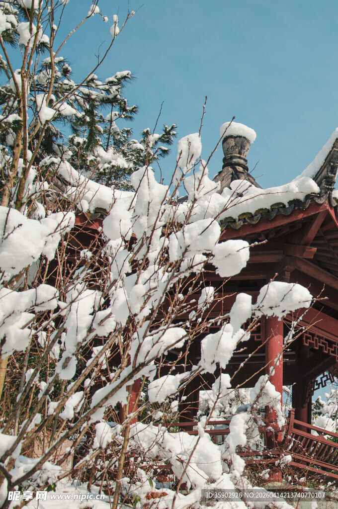 雪覆古建尽显冬日韵味