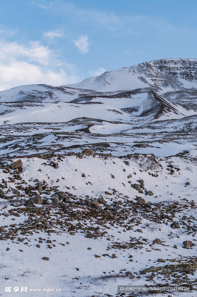 冬日雪覆山丘美景