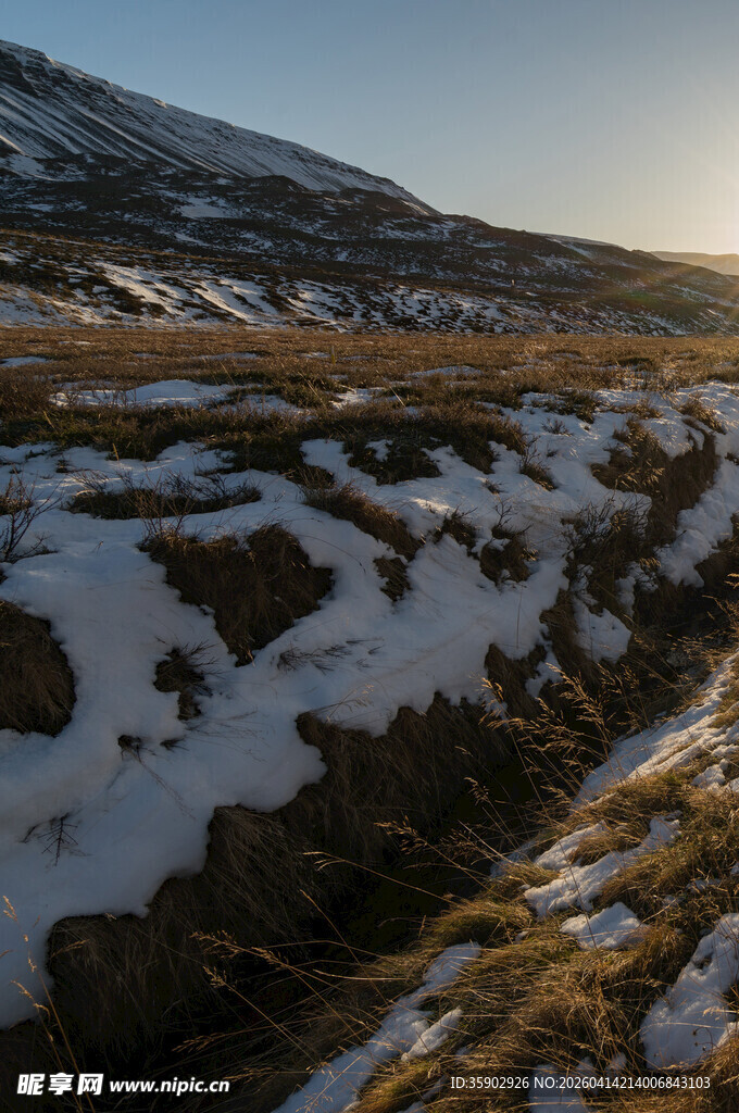 雪覆山坡的自然风景画面