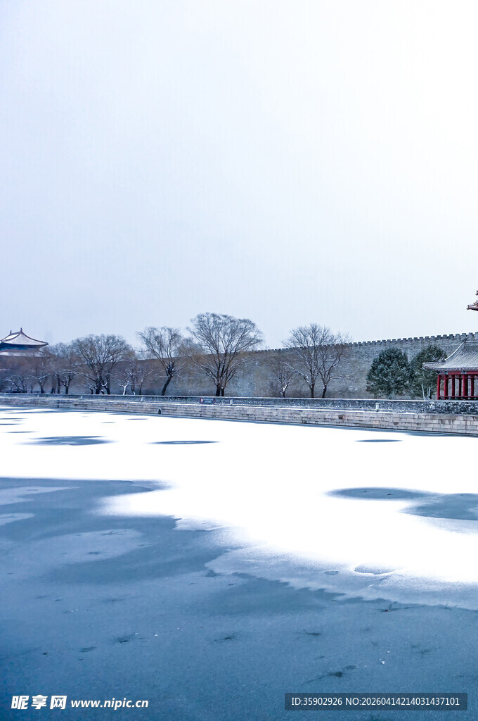 冬日冰封湖面雪景