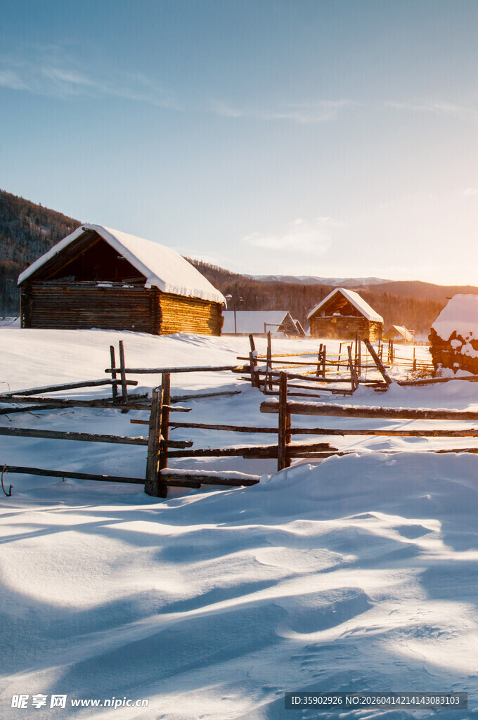 冬日雪中小屋美景