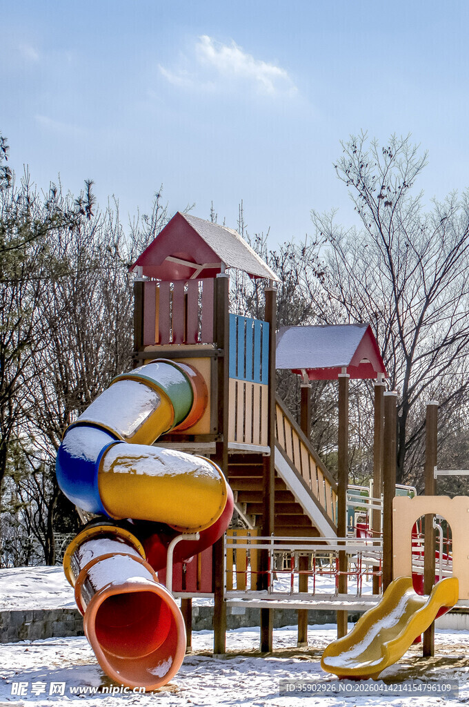 冬日积雪覆盖的多彩儿童滑梯
