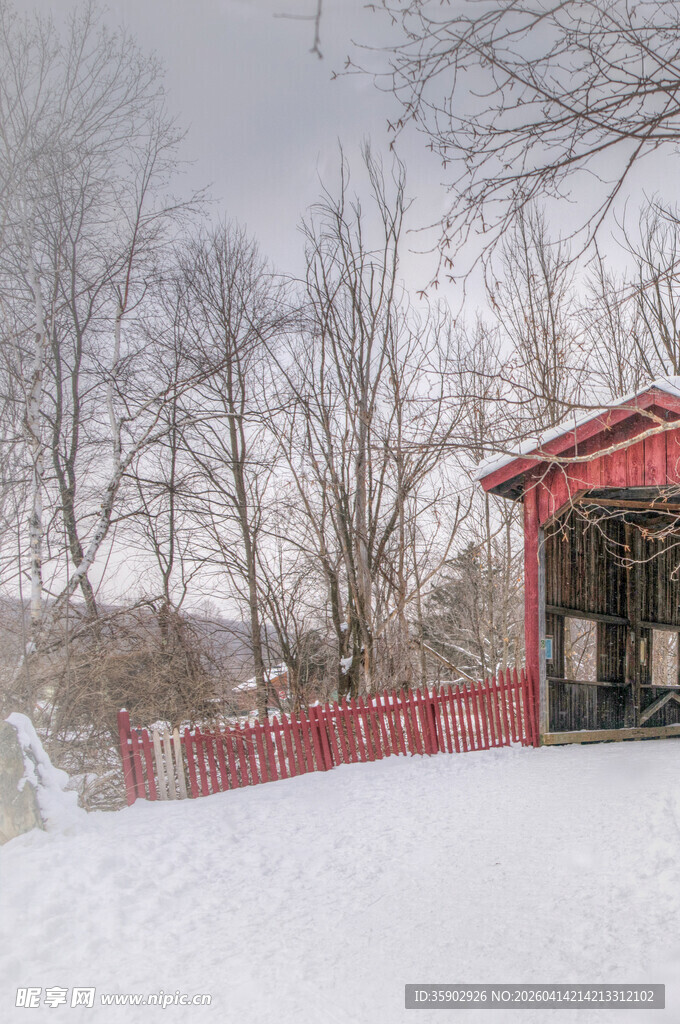 雪覆红亭冬日静谧景致