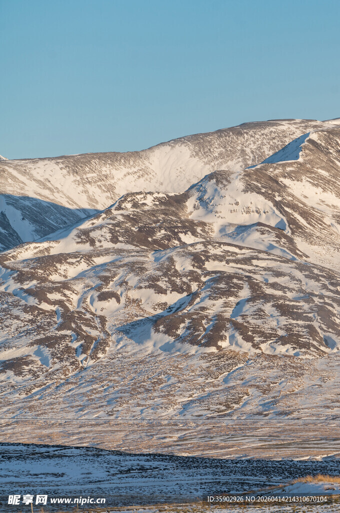 雪覆山峦美景