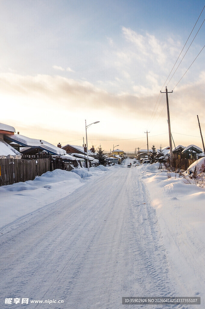冬日雪后乡村小路