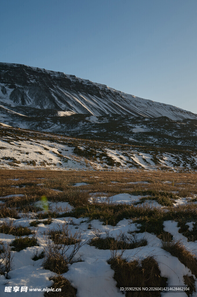 雪覆山地的旷野风光