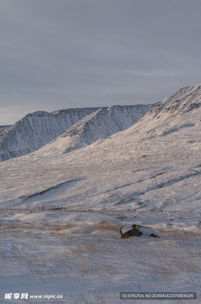 雪覆山地中的孤独车辆
